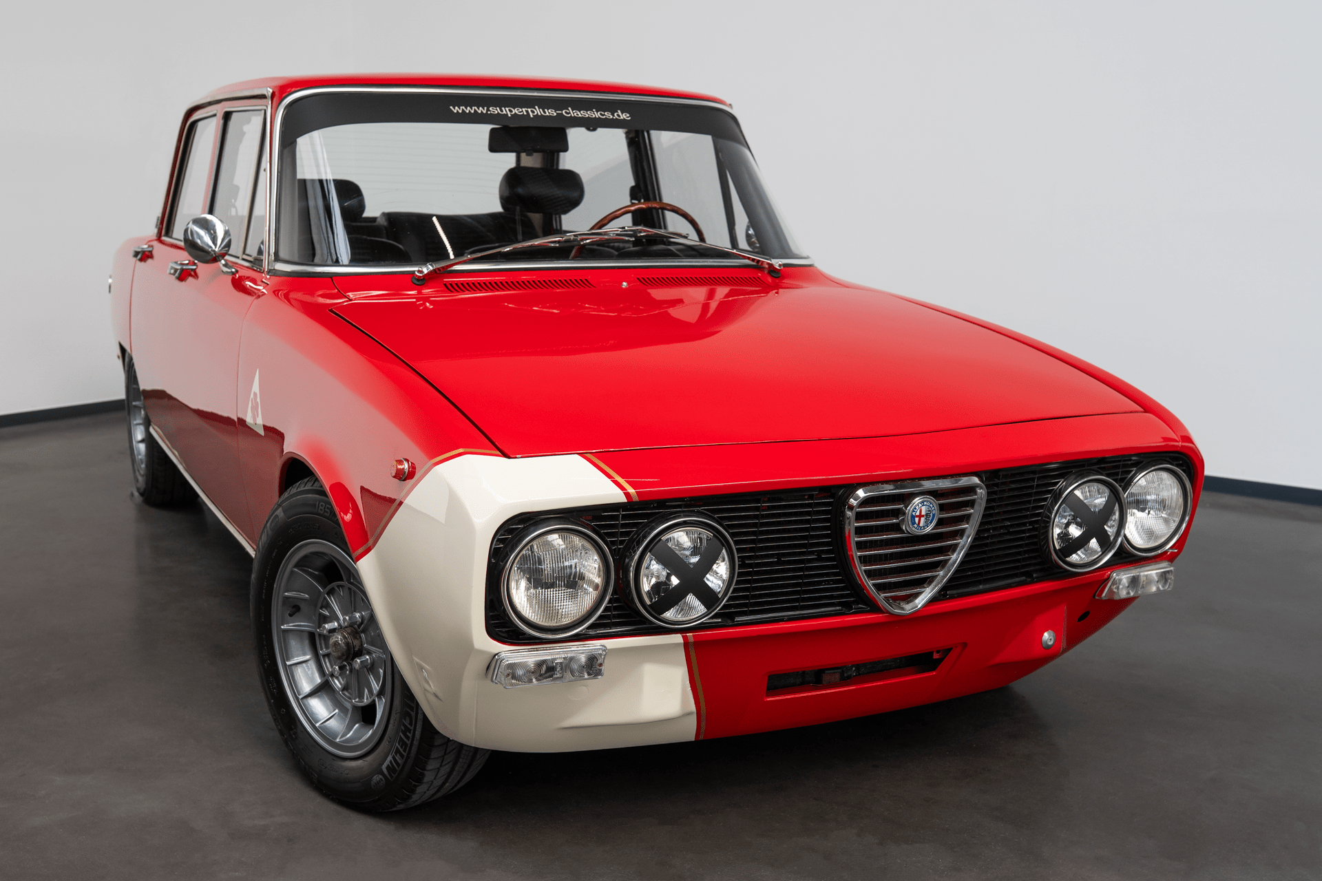 Alfa-Romeo-Berlina-2000-rot-Frontansicht-seitlich