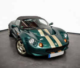 Grüner Lotus Elise mit geschlossenem Stoffverdeck, schräge Frontansicht von links im Studio.