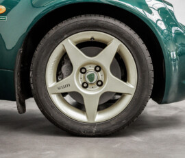 Detailaufnahme der goldenen Lotus-Leichtmetallfelge mit Reifen im Studio.