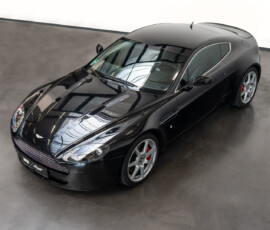 Aston Martin V8 Vantage in schwarz bei Superplus Classics in Münster