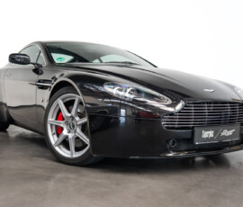 Aston Martin V8 Vantage Front-Dreiviertelansicht von links