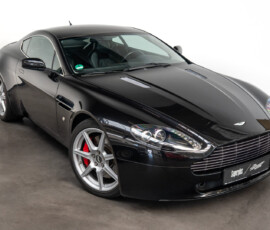 Aston Martin V8 Vantage Front-Dreiviertelansicht von links oben