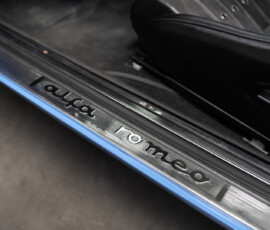 Alfa Romeo GT Super+ Restomod Logo im Türrahmen Detail