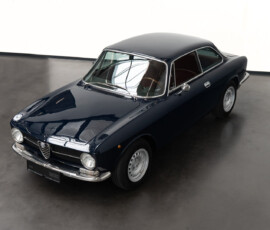 Alfa Romeo GT 1300 Junior in dunkelblau bei Superplus Classics & Sportscars in Münster