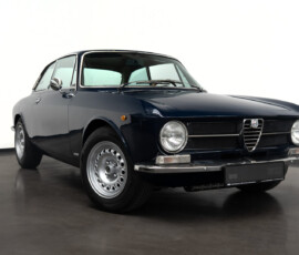 Alfa Romeo GT 1300 Junior Front-Dreiviertelansicht von links